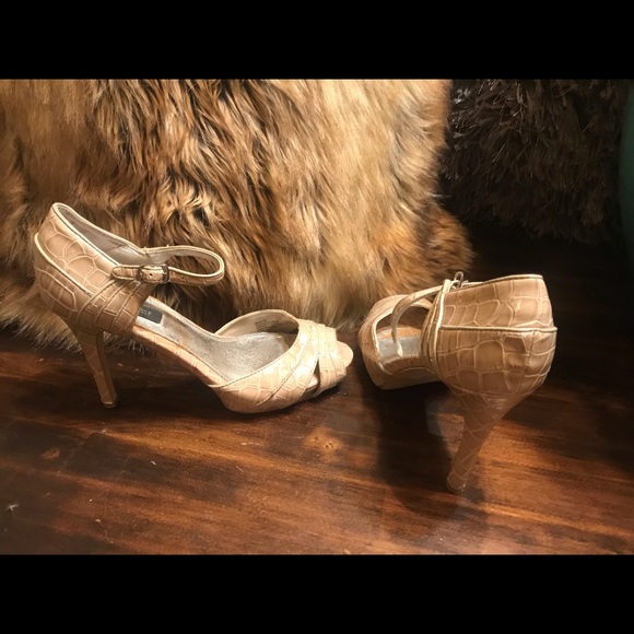 Cream crocodile WHBM heel with ankle strap. - Picture 2 of 5